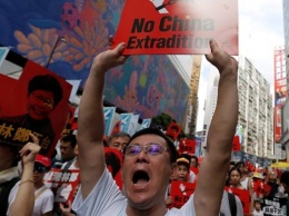 В Гонконге десятки тысяч людей вышли на очередную акцию протеста
