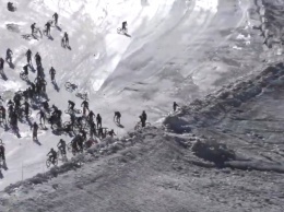 В Альпах засняли массовое падение велосипедистов