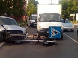 В Новосибирске после ДТП на машину упал светофор