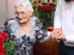 В Запорожье 100-летний юбилей отметила врач, пережившая блокаду Ленинграда
