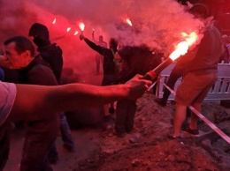 ''Россия должна умереть!'' У NewsOne в Киеве зажгли файеры. Первые фото и видео митинга