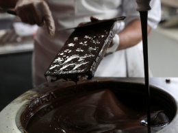 Если регулярно есть черный шоколад, улучшается кровоснабжение кожи, сообщила Супрун