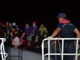 В Турции с резиновых лодок сняли почти сотню нелегалов
