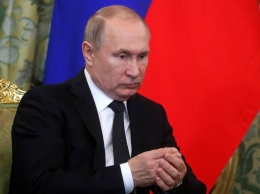 Путин засветился в каблуках перед камерой, соцсети рыдают: "Копытца спрятал"