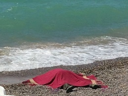 В Крыму на пляж вынесло труп мужчины с гирей на шее