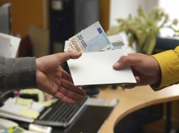 Суд разрешил устанавливать украинцам зарплату в иностранной валюте