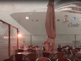 В Венеции гигантский круизный корабль едва не задавил кафе