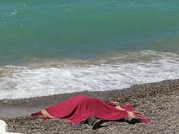 ''Труп уже разлагался!'' В Крыму на пляж выбросило тело мужчины с привязанной гирей. Фото 18+