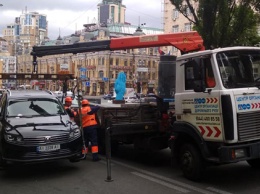 Фотофакт: Из центра Киева эвакуируют машины