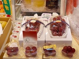 Японец купил гроздь винограда за $11 тысяч