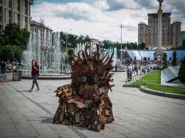 На Майдан принесли Железный трон
