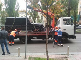 Столичные коммунальщики проводят рейд по неправильно припаркованным авто. Фото