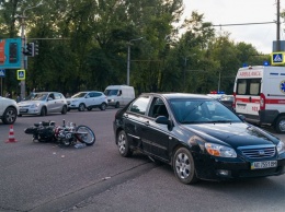 На Запорожском шоссе мотоцикл «влетел» в Kia: пострадали женщина и мужчина
