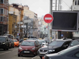 За полгода в Киеве демонтировали свыше 8,5 тысячи незаконных рекламных средств