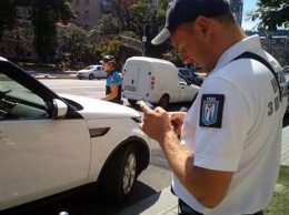 Инспекторы по парковке начали штрафовать водителей в Киеве