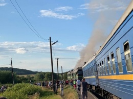 В Львовской области загорелся поезд: пассажиры пытались самостоятельно потушить огонь
