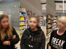 В Днепре подростки попытались украсть из магазина нижнее белье