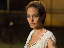 Анджелину Джоли поймали объективы папарацци: бывшая Питта устроила горячую фотосессию на балконе