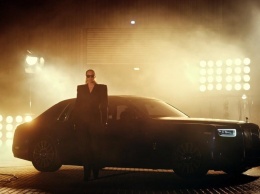 Звезда "Игры престолов" взбудоражила фантазию фанов в роскошном ролике Rolls-Royce