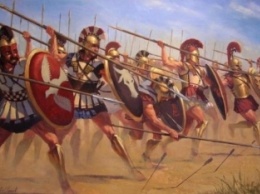 Почему на шлемах спартанцев были яркие петушиные гребни