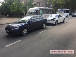 В центре Николаева столкнулись «Мицубиси» и «Фольксваген»