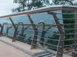 Когда починят пешеходно-велосипедный мост в Киеве и почему на нем появилась трещина