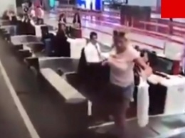 Пассажирка пыталась попасть в самолет по багажной ленте (видео)