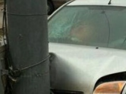 В Запорожской области автомобилист снес бетонный столб