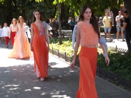 Полтысячи моделей продефилировали по Приморскому бульвары Одессы и установили рекорд