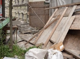 В центре Киева демонтировали забор времен Януковича