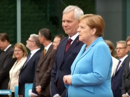 Стало известно, что шептала Меркель во время приступа дрожи