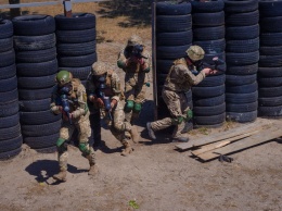 Украинские морские пехотинцы готовятся заступить на дежурство в боевой тактической группе ЕС