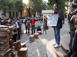 У посольства Италии в Киеве протестуют активисты