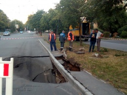 В Киеве из-за аварии на коллекторе провалилась часть дороги: фото