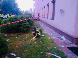 В ночь на 13 мюля двое неизвестных из гранатомета обстреляли здание "112 канала"