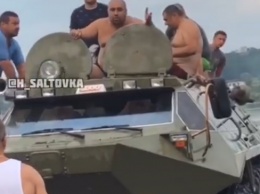 ''Убью с одного удара'': в Харькове мужчины на БТР устроили дебош на пляже