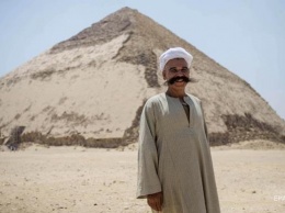 В Египте для туристов открыли "ломаную" пирамиду
