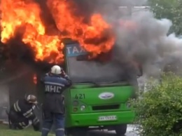 ЧП в Харькове: люди увидели дым и бросились на улицу (видео)