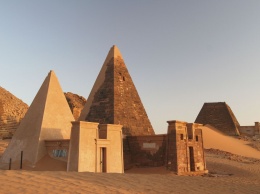 В Египте туристам впервые показали "ломаную" пирамиду: уникальные снимки