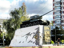 С коктейлем Молотова против танка: в Чернигове атаковали "символ Российской Федерации"