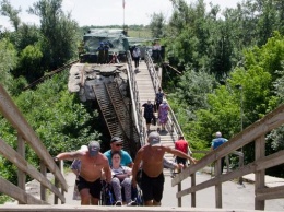 Между надеждой и скепсисом: в Станице Луганской в Донбассе ждут ремонта моста