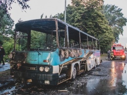 В Киеве дотла сгорел пассажирский автобус