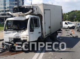 В Киеве грузовик протаранил два автомобиля