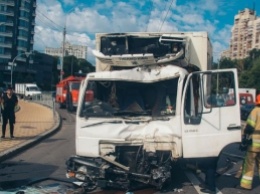 В Киеве два грузовика совершили жуткое ДТП (фото)