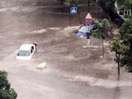 Улицы Киева затопило после сильного ливня: впечатляющее видео