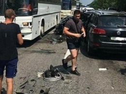 Автомобиль УГО из кортежа Зеленского врезался в автобус с детьми - СМИ
