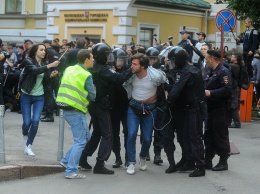 В Москве участники мирного протеста жестко задержаны полицией