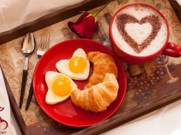 Пока вторая половинка не проснулась: как сделать завтрак в постель идеальным, советы и рецепты