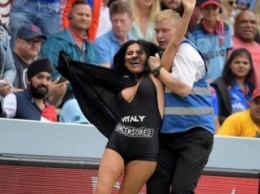 Мать российского пранкера выбежала на поле в финале Кубка мира по крикету