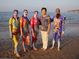 Увидите даму в таком костюме на пляже - не удивляйтесь и не смейтесь! Это модница из Китая! (фото)